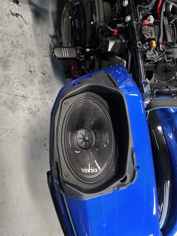 Cicada Audio speaker fitted in a blue Harley saddlebag lid